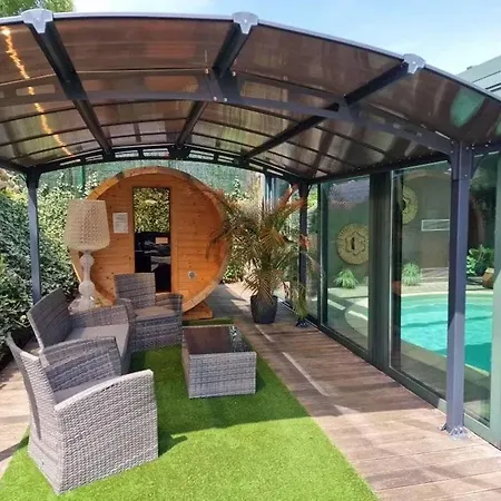 With Private Pool In 350 M² *