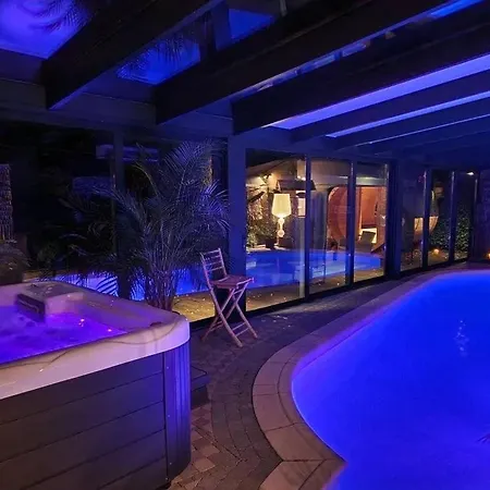 With Private Pool In 350 M²