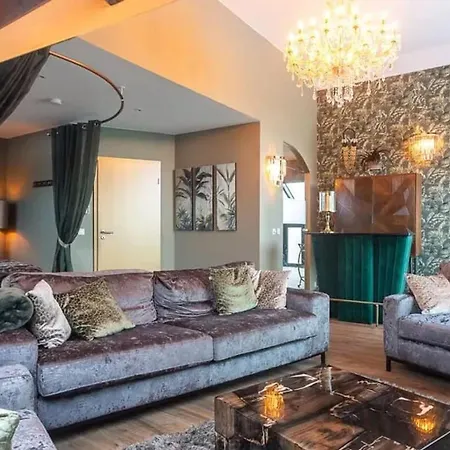 With Private Pool In 350 M² Villa Hamois