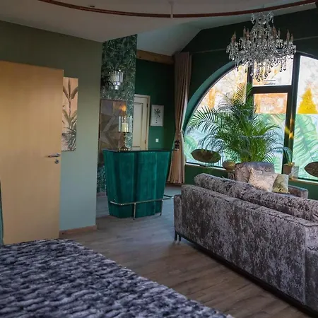 Villa With Private Pool In 350 M²