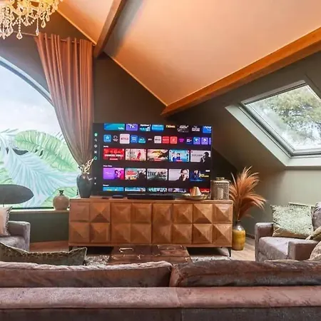 With Private Pool In 350 M² Villa Hamois