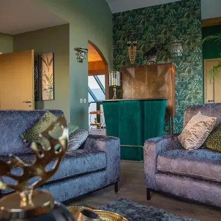 Villa With Private Pool In 350 M²