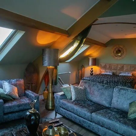 Villa With Private Pool In 350 M² Hamois