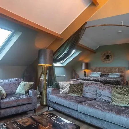 With Private Pool In 350 M² *
