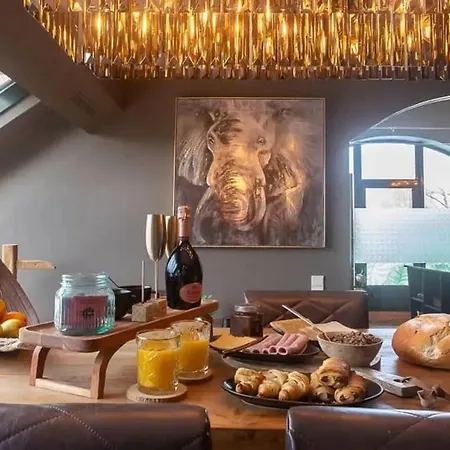 Villa With Private Pool In 350 M²