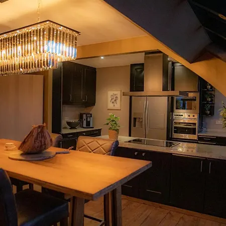 With Private Pool In 350 M² Villa Hamois