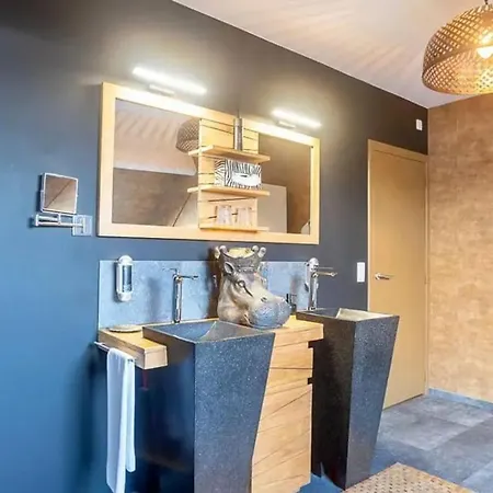 With Private Pool In 350 M²