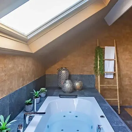 Villa With Private Pool In 350 M²